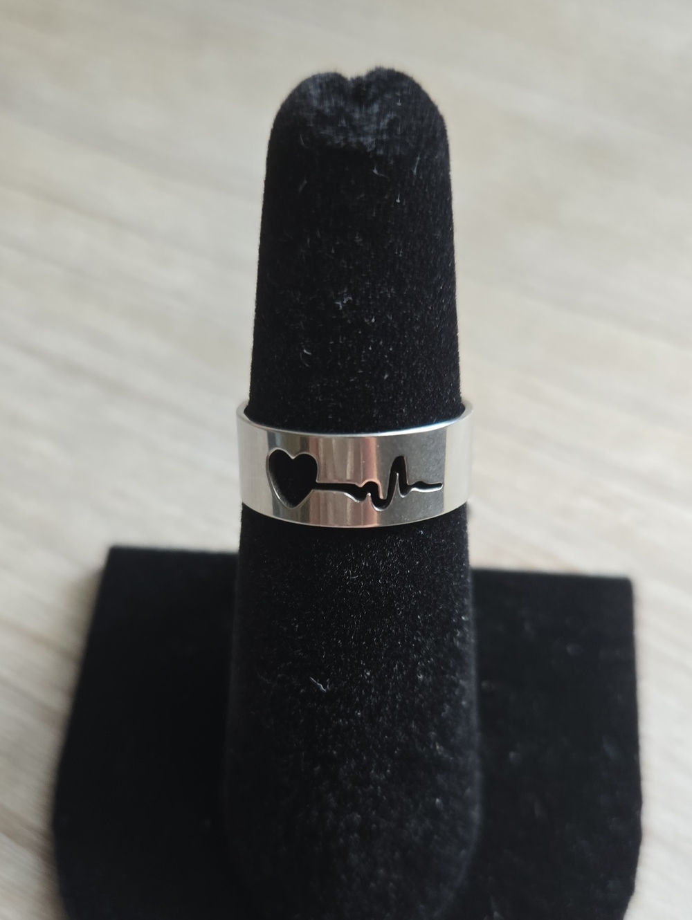 Source Unknown Silver Tone Heartbeat Band Ring
